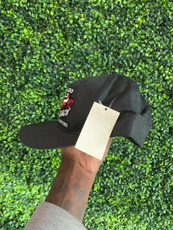 DEADSTOCK VINTAGE CHICAGO BULLS BACK 2 BACK CHAMPIONS SNAPBACK