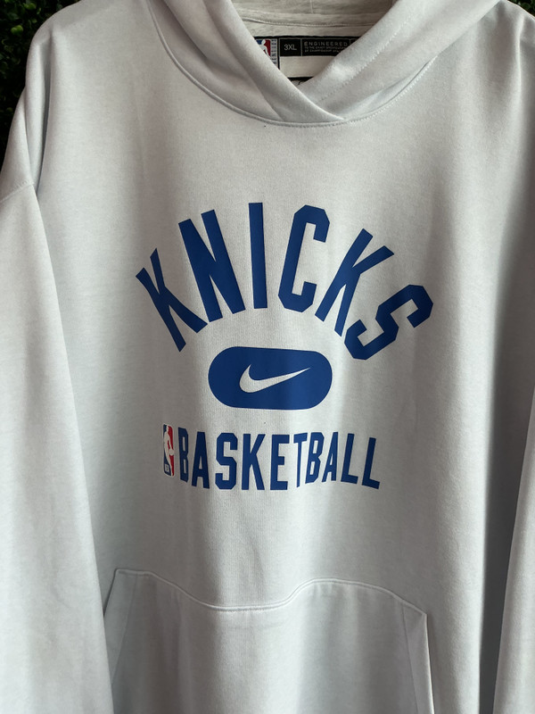 NEW YORK KNICKS WHITE NIKE ENGINEERED HOODIE (3XL)