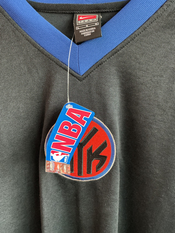 VINTAGE DEADSTOCK NEW YORK KNICKS TEAM NIKE WARM UP SHIRT