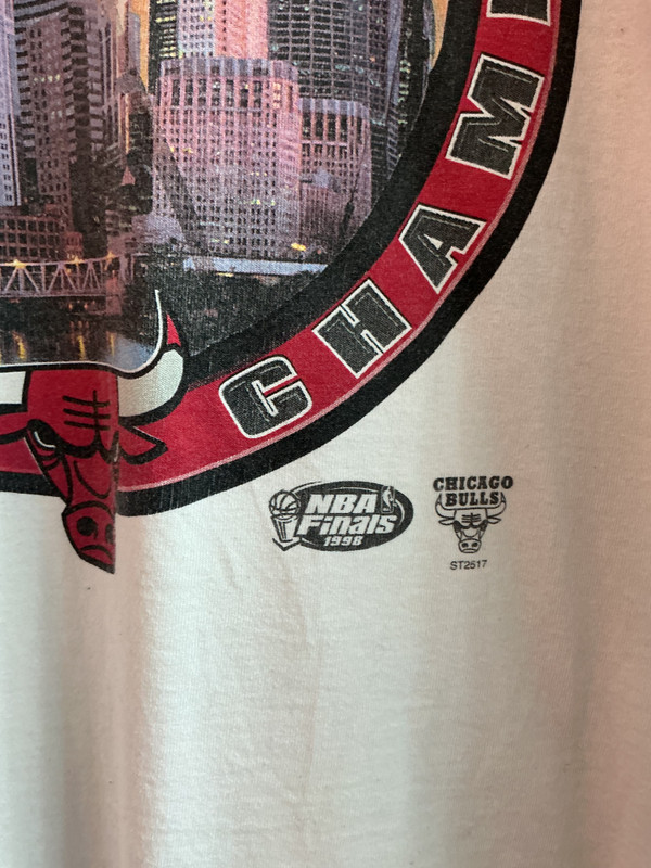 VINTAGE 1998 CHICAGO BULLS 3-PEAT NBA FINALS TEE