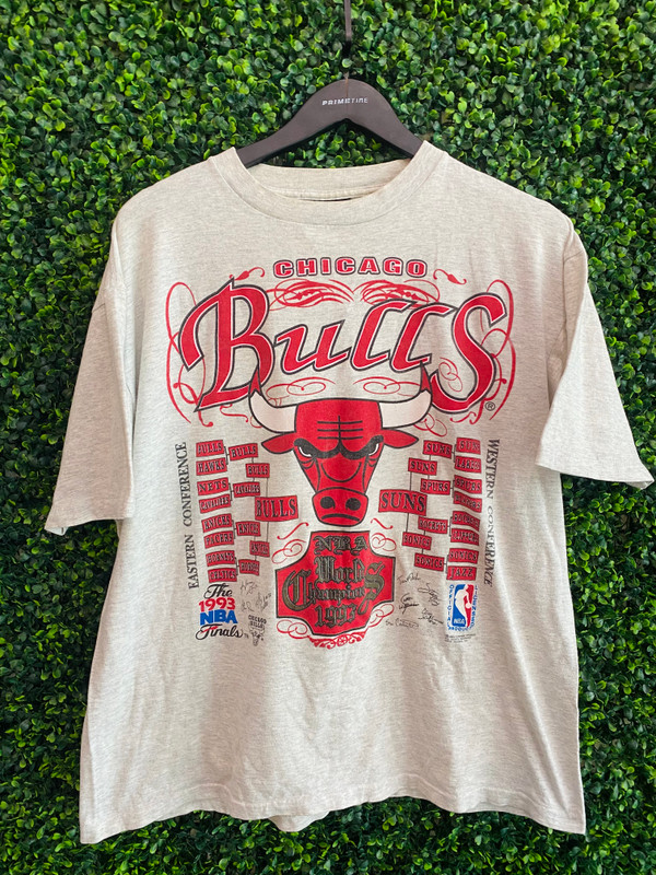 Chicago Bulls Vintage World Champions Series Tee in Red