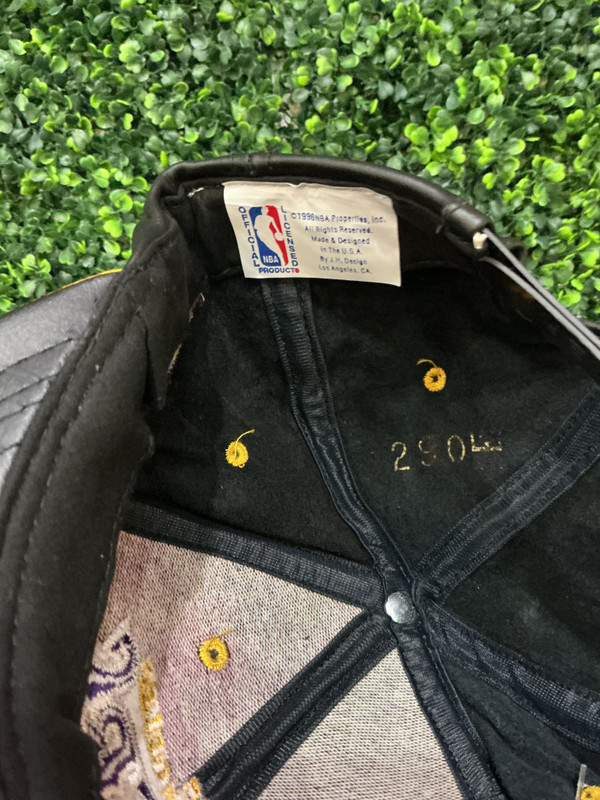 DEADSTOCK VINTAGE LOS ANGELES LAKERS LEATHER SNAPBACK