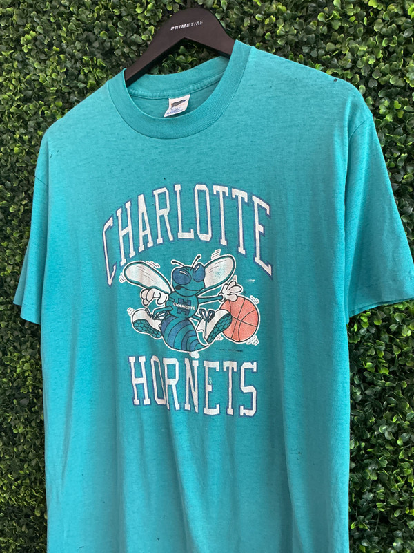 VINTAGE CHARLOTTE HORNETS TRENCH MFG LOGO DISTRESSED TEE (SZ XL)