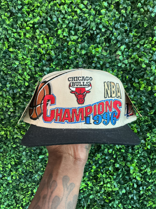 DEADSTOCK VINTAGE CHICAGO BULLS 1996 CHAMPIONS LOGO ATHLETIC SNAPBACK