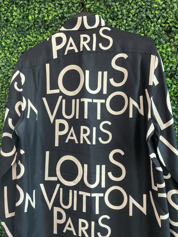 LOUIS VUITTON 2019 TYPOGRAPHY BUTTON UP (SZ L)