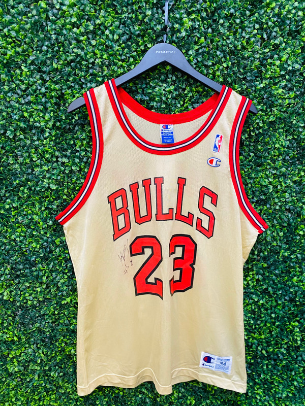 VINTAGE MICHAEL JORDAN GOLD BULLS JERSEY