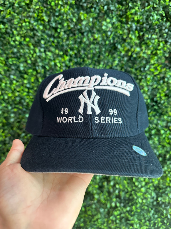 DEADSTOCK VINTAGE NEW YORK YANKEES 1999 WORLD SERIES CHAMPIONS SNAPBACK