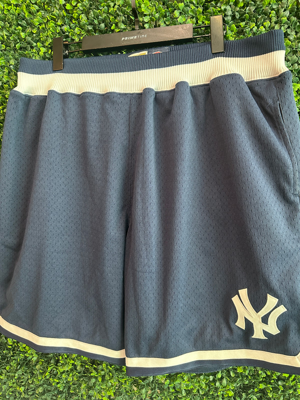 NEW YORK YANKEES MITCHELL & NESS BASKETBALL SHORTS