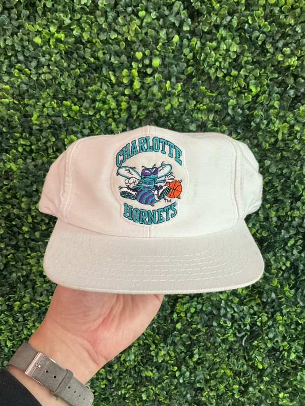VINTAGE CHARLOTTE HORNETS WHITE SNAPBACK
