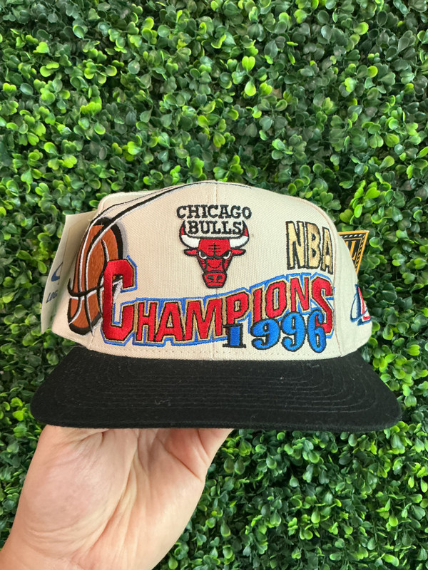 DEADSTOCK VINTAGE CHICAGO BULLS LOGO ATHLETIC 96 NBA CHAMPS SNAPBACK