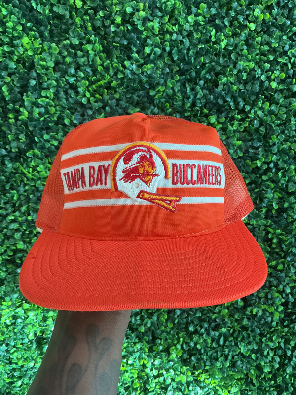 VINTAGE TAMPA BAY BUCCANEERS TRUCKER HAT