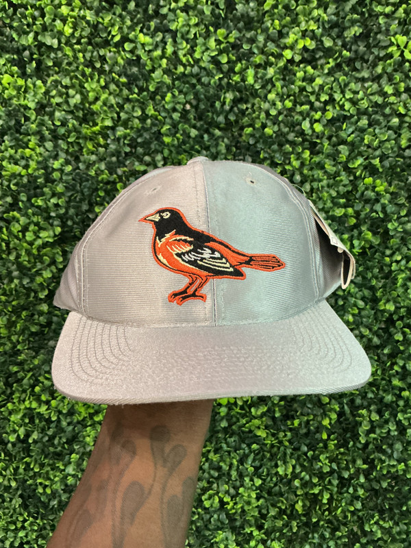 DEADSTOCK VINTAGE BALTIMORE ORIOLES SILVER SNAPBACK
