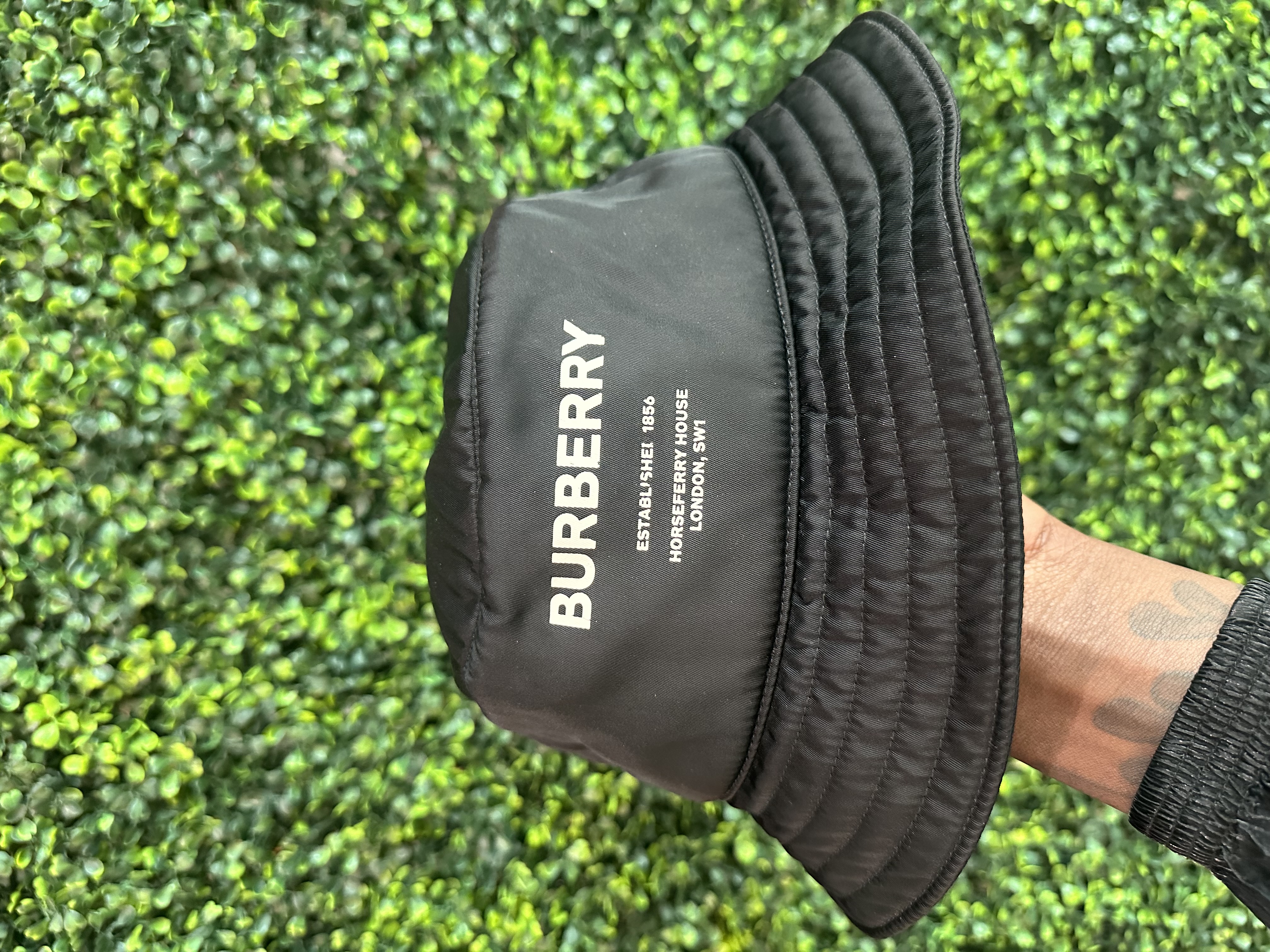 BURBERRY BLACK BUCKET HAT - Primetime