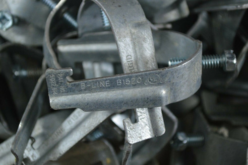 B-LINE B1520 1-PIECE PIPE CLAMP 1 1/4" EMT OR 1" RIGID - LOT OF 25 / NEW NO BOX