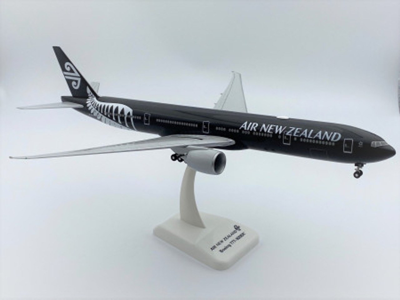 Hogan Air New Zealand Boeing 777-300ER 1/200 11915