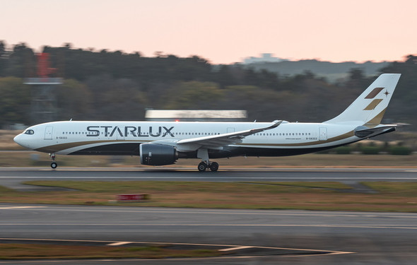 Phoenix Starlux Airlines Airbus A330-900Neo B-58303 1/400