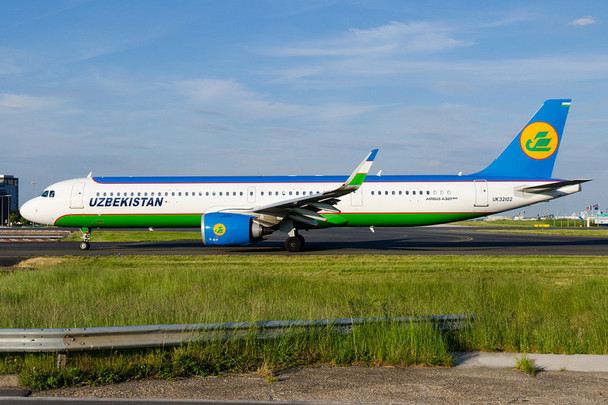 Phoenix Uzbekistan Airbus A321Neo UK32102 1/400