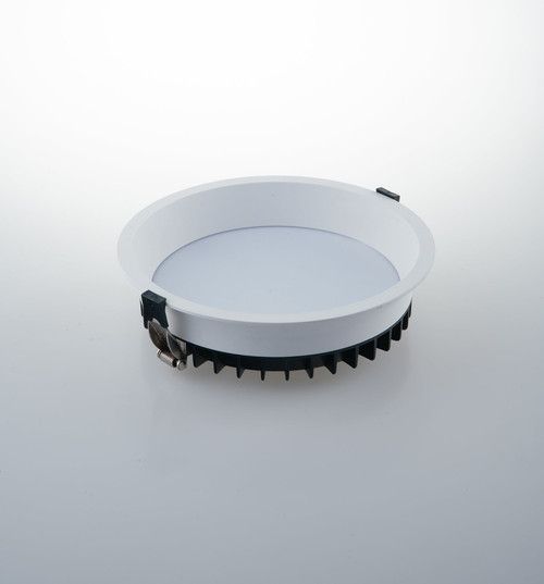 Faretto ad incasso LED XANTO tondo bianco con luce antiflesso 18W 4000K (luce naturale) 15.4x5.5 cm.