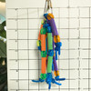 Assemelhando-se a uma videira, mas com miçangas, tubos e cordas de plástico muito coloridas, esse brinquedo para pássaros de vista e mastigação atrai muitos passarinhos apenas para lamber (ou tocar)! Assemelhando-se a uma videira, mas com miçangas, tubos e cordas de plástico muito coloridas, esse brinquedo para pássaros de vista e mastigação atrai muitos passarinhos apenas para lamber (ou tocar)!