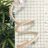 Com este brinquedo de pássaro, você pode esticá-lo, dobrá-lo, criar uma ponte de corda interessante conectando os pontos de convívio favoritos do seu pássaro. Isso é ótimo para exercitar o equilíbrio do seu pássaro. A corda de sisal de 0,5 "ou 10,5 cm de espessura é perfeita para pássaros pequenos, como periquitos, tentilhões, periquitos, pequenos conures etc.