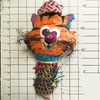 Lleno de horas de golosinas y golosinas, Tommy the Tiger es un juguete de pájaro de piñata triturable con una cara de payaso feliz y atuendos coloridos. El cuerpo es una canasta con flores afuera y hierba seca larga o fibras de coco teñidas adentro. ¡Coloque algunas piezas de almendras o tal dentro visibles para el pájaro para que sea más divertido para su pájaro! Lleno de horas de golosinas y golosinas, Tommy the Tiger es un juguete de pájaro de piñata triturable con una cara de payaso feliz y atuendos coloridos. El cuerpo es una canasta con flores afuera y hierba seca larga o fibras de coco teñidas adentro. ¡Coloque algunas piezas de almendras o tal dentro visibles para el pájaro para que sea más divertido para su pájaro!