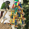 Dies ist ein wunderschönes Vogelspielzeug mit fröhlichen Farben und Kompositionen. Voller Perlen und Weiden fädeln sich bunte Kunststoffröhren wie übereinander gestapelte Kerzen zu einem kunstvollen Kronleuchter. Es macht Spaß, damit zu spielen und macht ein dekoratives Möbel für Ihren Vogelkäfig! Dies ist ein wunderschönes Vogelspielzeug mit fröhlichen Farben und Kompositionen. Voller Perlen und Weiden fädeln sich bunte Kunststoffröhren wie übereinander gestapelte Kerzen zu einem kunstvollen Kronleuchter. Es macht Spaß, damit zu spielen und macht ein dekoratives Möbel für Ihren Vogelkäfig!