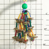 Dit is een prachtig speelgoed voor vogels met vrolijke kleuren en compositie. Vol kralen en wickers, kleurrijke plastic buizen rijgen als kaarsen die op elkaar worden gestapeld om een uitgebreide kroonluchter te vormen. Het is leuk om mee te spelen en maakt decoratief meubilair voor je vogelkooi! Dit is een prachtig speelgoed voor vogels met vrolijke kleuren en compositie. Vol kralen en wickers, kleurrijke plastic buizen rijgen als kaarsen die op elkaar worden gestapeld om een uitgebreide kroonluchter te vormen. Het is leuk om mee te spelen en maakt decoratief meubilair voor je vogelkooi!