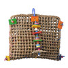 Un adorable filet d'herbe de mer décoré de petits morceaux colorés, remplis de papier déchiqueté. Ce jouet d'oiseau est idéal pour la recherche de nourriture! Un adorable filet d'herbe de mer décoré de petits morceaux colorés, remplis de papier déchiqueté. Ce jouet d'oiseau est idéal pour la recherche de nourriture!