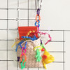 Ce jouet a la forme d'un sac fourre-tout ouvert très mignon, décoré de petits breloques et d'un canard! Vous pouvez y cacher des friandises pour que votre oiseau soit excité à jouer!