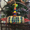 Tapetes de grama do mar rolavam em torno de vários pequenos elementos que adicionam muita textura ao brinquedo do pássaro. Este brinquedo é ótimo para triturar e procurar comida para o seu pássaro! Tapetes de grama do mar rolavam em torno de vários pequenos elementos que adicionam muita textura ao brinquedo do pássaro. Este brinquedo é ótimo para triturar e procurar comida para o seu pássaro!