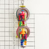 Várias chupetas de plástico coloridas estão penduradas em círculos de papelão. É muito divertido brincar e incentivar a exploração e o jogo mecânico em seus pássaros! Várias chupetas de plástico coloridas estão penduradas em círculos de papelão. É muito divertido brincar e incentivar a exploração e o jogo mecânico em seus pássaros!