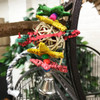 Dieses Vogelspielzeug ist sehr bunt und festlich, perfekt fĂ¼r die Weihnachtszeit. Es ist ideal, damit Ihr Vogel kaut und putzt! Dieses Vogelspielzeug ist sehr bunt und festlich, perfekt fĂ¼r die Weihnachtszeit. Es ist ideal, damit Ihr Vogel kaut und putzt!