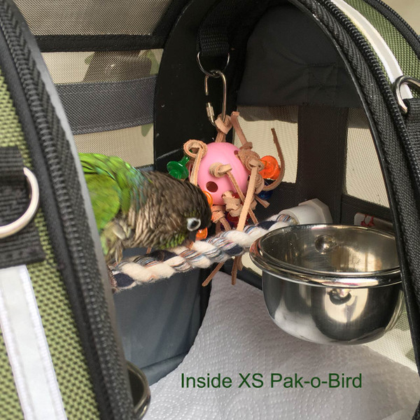 この小さな鳥のおもちゃには、多くの小さなカラフルなプラスチック片と革のストライプがあり、少し組織化されていませんが、あなたの鳥が少し遊びたいときに静かな存在です。それはあなたの鳥のための素敵なシンプルなプレゼントです