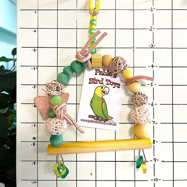 
セキセイインコ、オウム、ラブバード、小さなコニュアなどの小さな男で最初に作られたPablo's Dream Swingは、午後のお昼寝に最適です。籐のボールの中に乾燥パパイヤのような小さなおやつを入れて、採餌活動をすることができます。眠くなると、蝶の形をした革の後ろに顔を埋めて、おやつを噛みながら昼寝をすることができます。夢と食事を同時にすることはできないと誰が言ったのか！