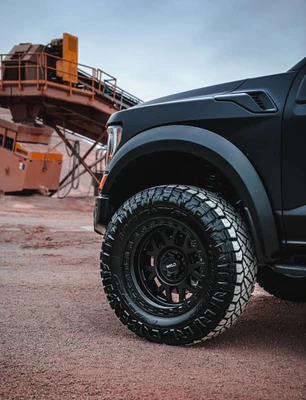 Shop WELD Off-Road Cinch W104 20x10 Satin Black with Gloss Black Lip – 6x135 | -18 ET | 4.75” BS. Perfect for 2009–2026 Ford F-150 XL, XLT, Lariat, Limited, King Ranch, Tremor, Platinum, 2010–2026 Ford Raptor & Raptor R, and 2010–2025 Expedition trims. Aggressive off-road style with proven WELD strength.