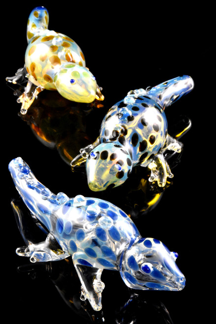 Bulk purchase glass reptile animal hand pipes with polka dots.