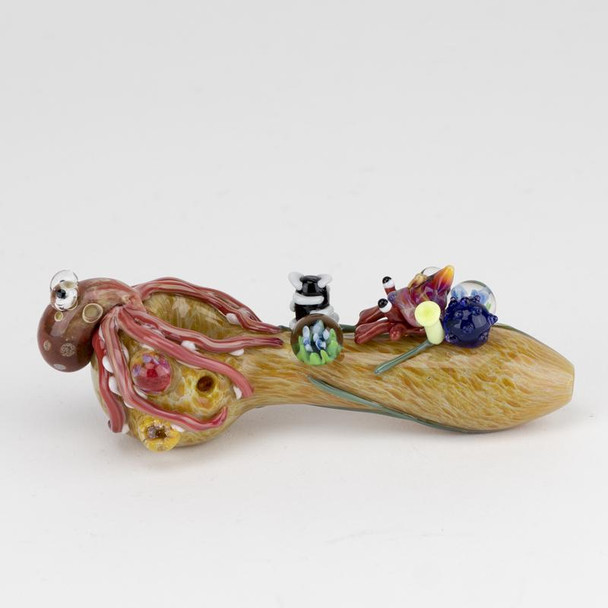 Side profile for retail smoke gear—4.5" sand-tone glass spoon with red octopus, coral marbles, and reef details on transparent background.