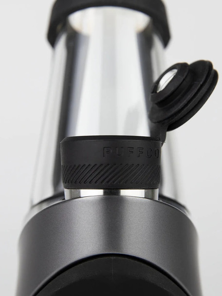 Front base detail on gray; Oculus cap tether loop and silicone jacket around atomizer, B2B accessory photo for retailers. Front base detail on gray; Oculus cap tether loop and silicone jacket around atomizer, B2B accessory photo for retailers.