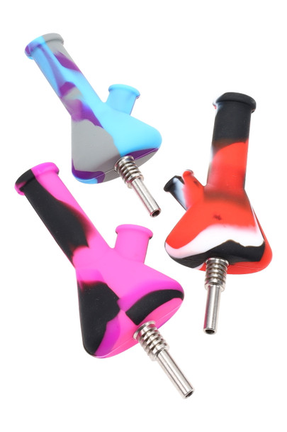 Multicolor beaker silicone dab straws with metal tips; pink/black, blue/gray, and red/black/white; angled 4.5" view for wholesale catalogs. Multicolor beaker silicone dab straws with metal tips; pink/black, blue/gray, and red/black/white; angled 4.5" view for wholesale catalogs.