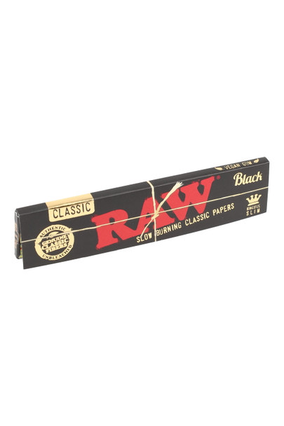 Single RAW Black King Size Slim booklet, black matte wrapper with gold accents, 32 leaves; ideal head-shop restock at the counter.