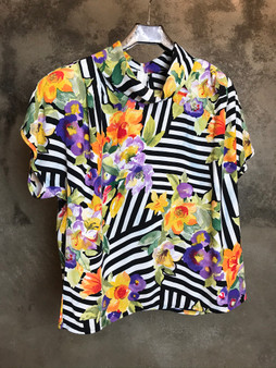 Camisa Padrão Abstrato de Riscas e Flores