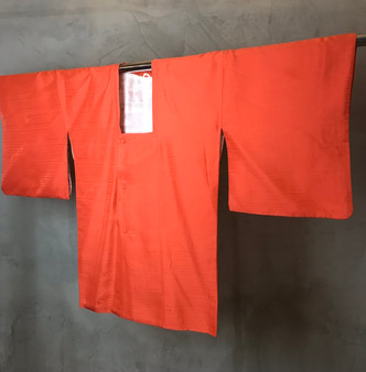 Kimono Japonês Cor de Laranja com Padrão Horizontal