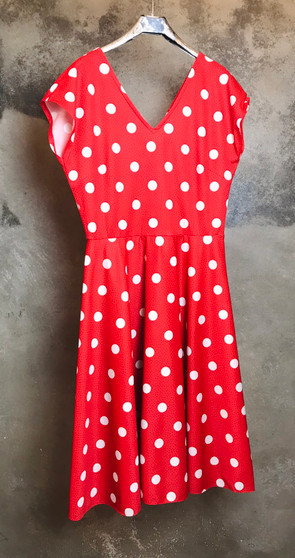 vestido vermelho com bolinhas brancas