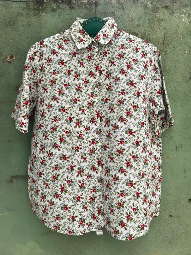 Camisa Branca com Flores Anos 80 - A Outra Face da Lua