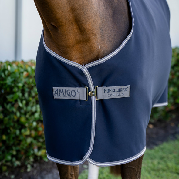 Single front closure on Amigo Pony Jersey Cooler. Single front closure on Amigo Pony Jersey Cooler.