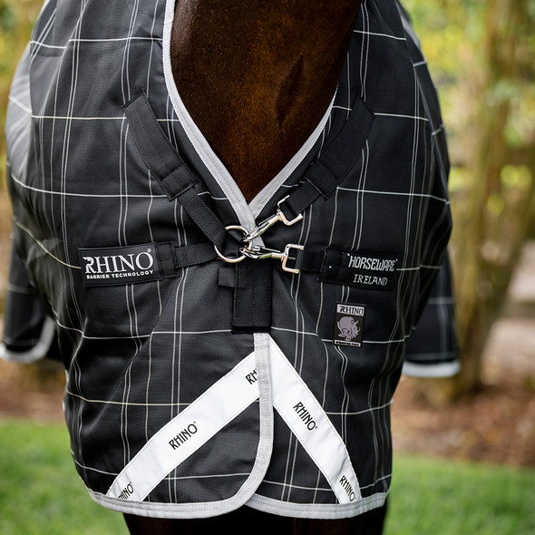 Patented V-Front Closure with 2 snaps on Rhino Pony Wug 100g. Patented V-Front Closure with 2 snaps on Rhino Pony Wug 100g.