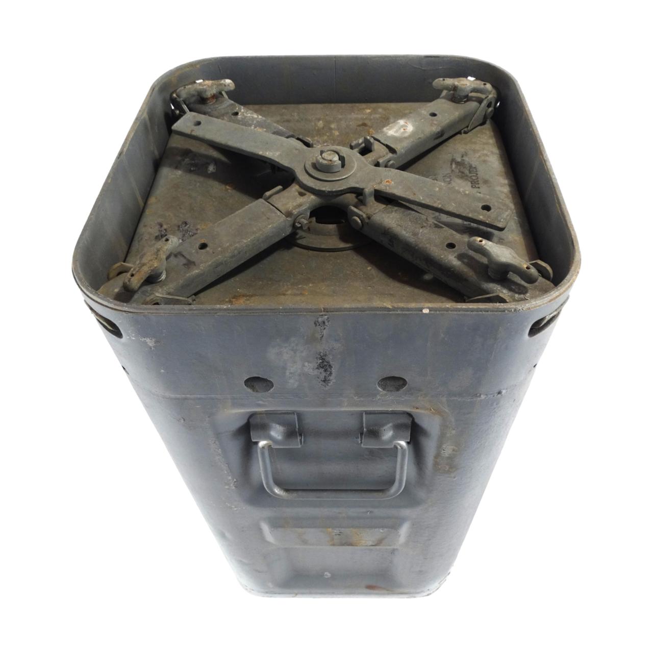 40mm Ammo Can - closeup of lid and handle