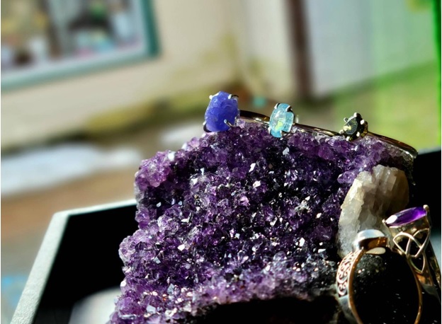Gemstones 凛 The Beauty of Imperfection: The Charm of Raw Gemstone Jewelry