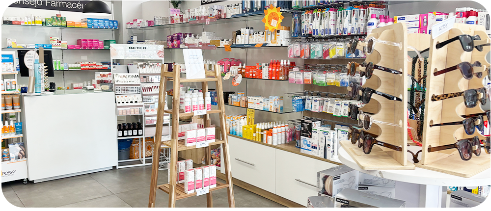 Interior de Farmacia Carmen Ortiz en Benacazón (Sevilla)