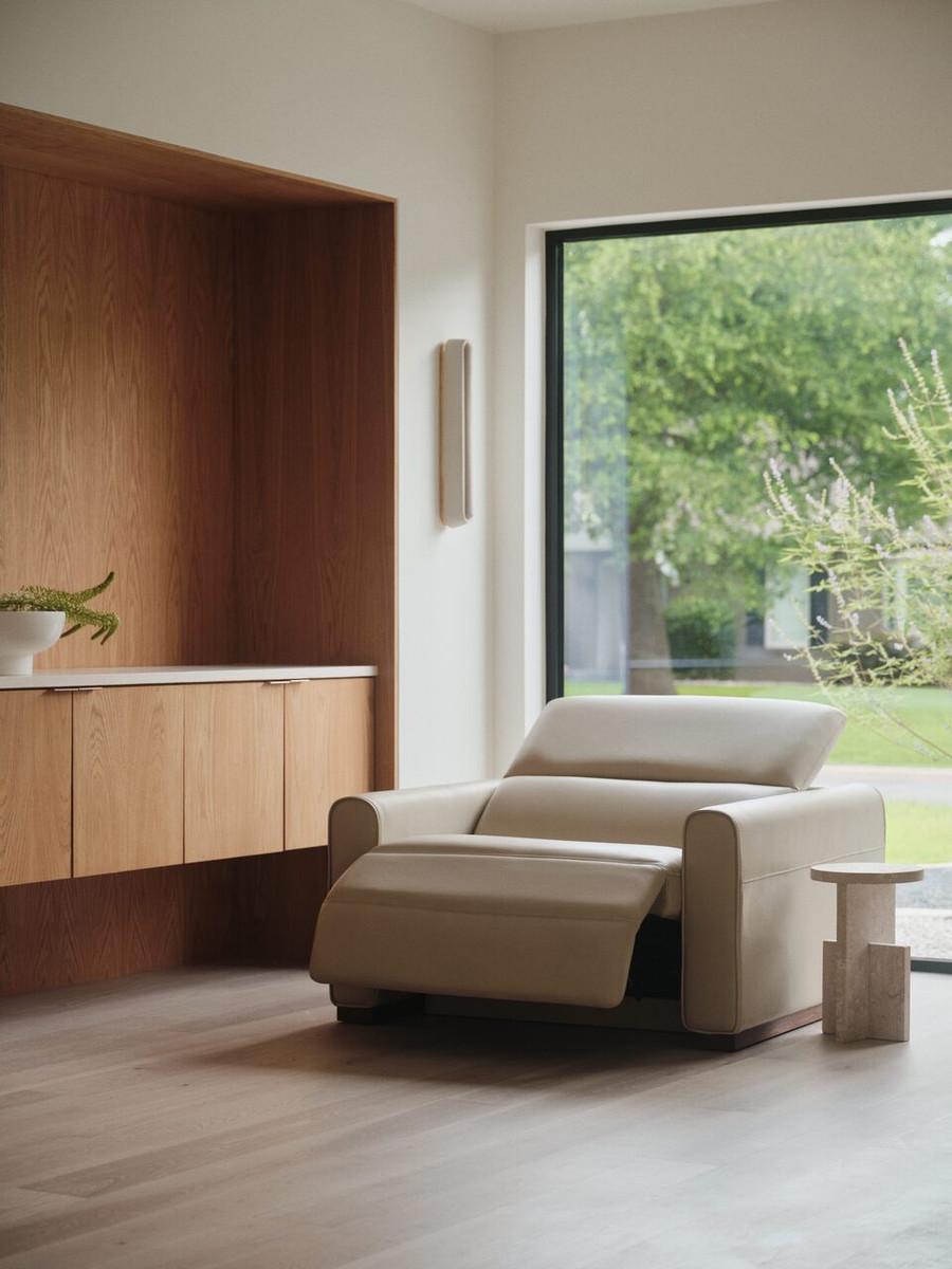 lumen chair lifestyle open 